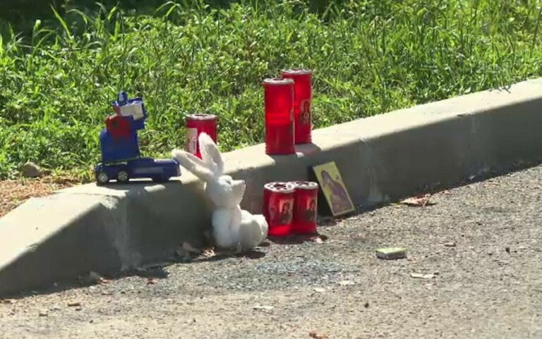 Copil de 3 ani lovit mortal de o mașină condusă de o femeie drogată care ținea un alt copil în brațe