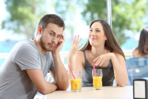 Descoperă 5 detalii care pun pe fugă orice bărbat după primul date