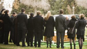 Se poartă sau nu haine de doliu după înmormântare? Iată ce scrie în Biblie