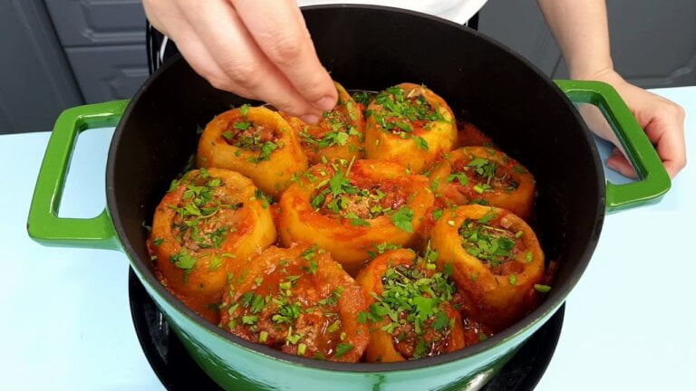 Cartofi umpluti cu carne tocata