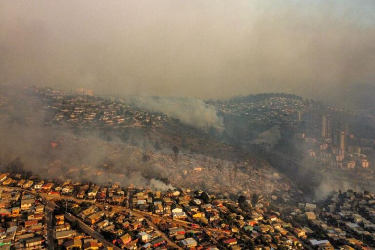 incendiu-devastator-intr-o-zona-turistica.-112-morti-si-sute-de-persoane-disparute