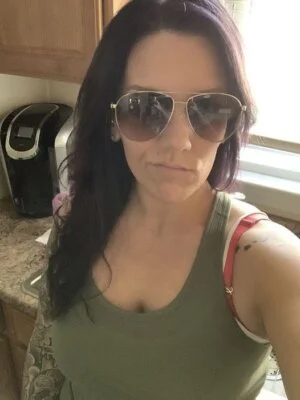 O femeie și-a făcut un selfie cu ochelarii de soare, însă ce a observat după a socat-o