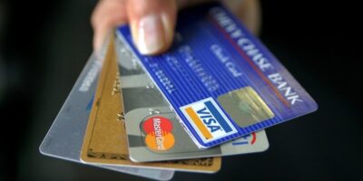 Românii, taxați pentru retragerea banilor de la bancomat! Ce trebuie să știi despre noile comisioane aplicate de bănci