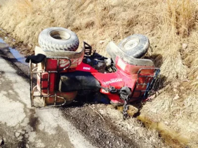 Tragedie în Prahova! Un tânăr de 18 ani a murit după ce ATV-ul său s-a răsturnat într-un pârâu