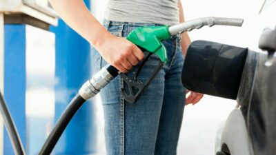 Prima zi a anului 2025 le aduce românilor carburanți mai scumpi. Cu cât se scumpesc benzina și motorina