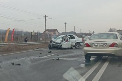 Accident grav pe DN1B! Un șofer a murit după ce a intrat cu mașina într-un microbuz cu 7 persoane