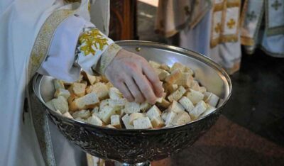 Cum te ajuta cruciulita de la gat, agheasma, anafura si uleiul sfintit la biserica! Sunt de mare ajutor