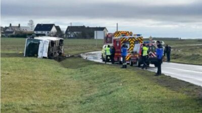 O elevă de 15 ani a murit și 40 de oameni au fost răniți după ce un autobuz s-a răsturnat