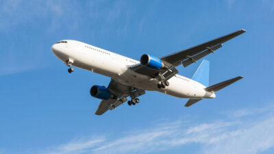 Tragedie aviatică în sudul Californiei. Un avion de mici dimensiuni s-a prăbuşit peste o fabrică de mobilă, provocând victime