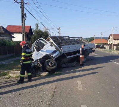 Un tânăr a fost prins după ce a furat o autoutilitară și a provocat un accident