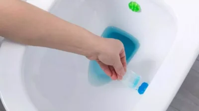 Ai montat greșit odorizantul de WC? Trucul simplu care îți face viața mai ușoară