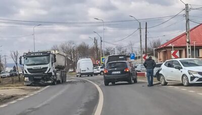 Acum! Accident lângă Pitești! Impact puternic între un TIR și o mașină!