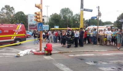 TRAGEDIE pe trecerea de pietoni! O fetiță de 2 ani și bunica sa, SPULBERATE de mașină!