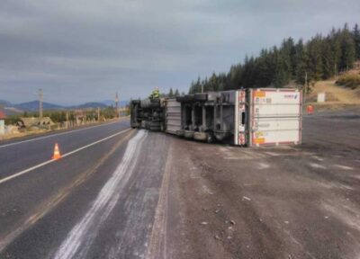 Accident grav pe DN17 în Pasul Tihuța! Un autocamion frigorific s-a răsturnat, traficul rutier blocat parțial