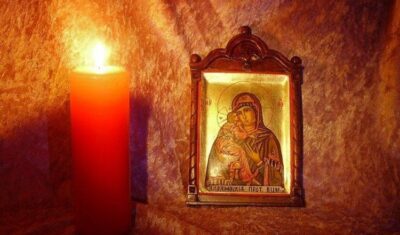 Uite cât bine aduce în casa ta şi câtă binecuvântare familiei, candela aprinsă înaintea icoanelor!