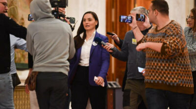 Momente incredibile in Parlament! Anamaria Gavrila a chemat politia ca sa scape de jurnalisti.