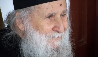 Cu rudele tale bea, mănâncă, dar fereşte-te să dai sau să iei ceva de la ele…