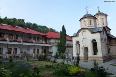 Romania are „Meteorele” ei: Sfintele manastiri Arnota si Varful Romani
