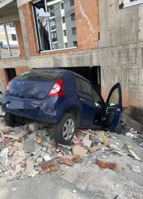ACUM! Accident GRAV! A intrat cu mașina într-un BLOC