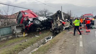 ACUM! Accident cumplit! A intrat cu TIR-ul într-o casă!