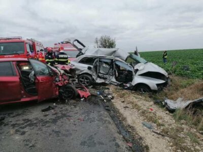 Accident cu trei mașini pe strada Smeurei din Pitești: pompierii și ambulanța intervine urgent