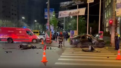 Motociclist în stare critică, lovit de o șoferiță care a trecut pe roșu – cât de greu plătim neatenția în trafic?