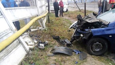 Trafic blocat în Rucăr după ce un autoturism a avariat o conductă de gaze – risc major pentru siguranța publică