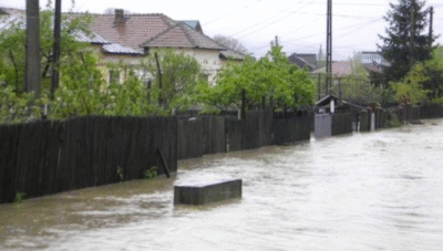 Tragedie în Neamț! Bărbat găsit mort într-un beci inundat! Ce au descoperit pompierii la fața locului!