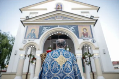 De ce românii își fac cruce când trec pe lângă o biserică. Semnificația pe care puțini o cunosc