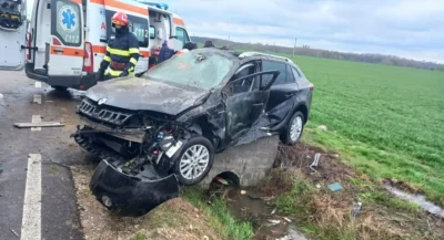 Accident în Câmpulung! Mașină intrată într-un cap de pod, șoferul preluat de ambulanță!