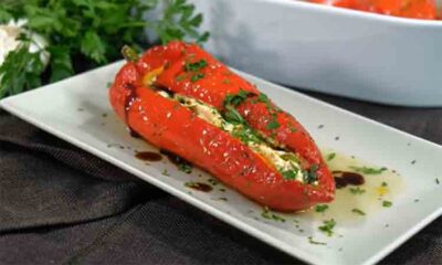 Ardei umpluti in stil grecesc In loc de carne punem branza feta. Este mult mai gustos asa