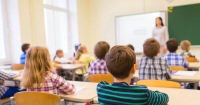 Bursele elevilor din invatamantul preuniversitar vor fi platite inainte de Paste cu sume majorate pentru luna martie 2024