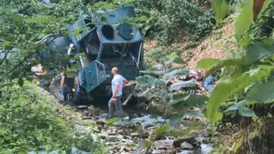 Doi muncitori morți pe loc și patru răniți grav după ce camionul s-a prăbușit într-o râpă!