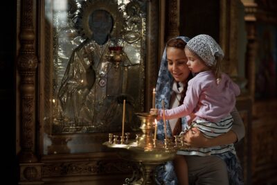 Sărbătoare cu cruce neagră în calendarul ortodox la data de 7 iulie 2025: Rugăciunea rostită azi aduce înțelegere în familiile creștinilor! Căsătoriile tinerilor sunt binecuvântate de aceste cuvinte