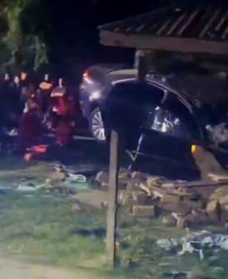 Tragedie! Șoferul de 36 de ani a murit după ce a intrat cu mașina în casă – familia în stare de șoc și anchetă în curs