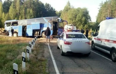 Un mort și cel puțin 16 răniți, după ce un autocar turistic a fost spulberat de un tren