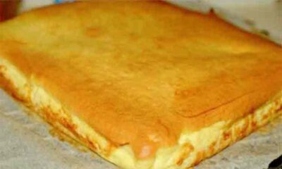 2 oua, 9 linguri de zahar pudra, 9 linguri de ulei, 9 linguri de lapte, 12 linguri de faina… Prajitura turnata cu branza – O bunatate delicioasa si pufoasa