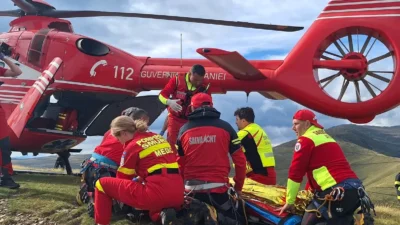 O mașină s-a răsturnat într-o prăpastie în județul Argeș. Patru persoane au murit, iar un bărbat a scăpat miraculos