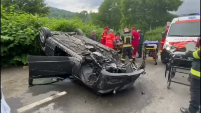 Tragedie! Patru morți și o victimă rănită după ce un autoturism s-a răsturnat în zona montană!