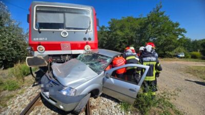 Tragedie pe calea ferată! Un bărbat și o femeie au murit după ce mașina în care se aflau a fost lovită de tren, în Satu Mare