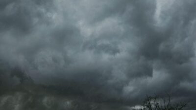 ALERTĂ MAXIMĂ! Cod roșu de vijelii, grindină uriașă și ploi torențiale