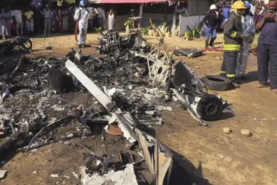 Ultima oră! Avion ambulanță se prăbușește peste Nairobi – cel puțin șase morți și case distruse!