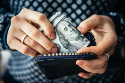 Lovitură pentru șefii cu salarii de lux: Guvernul taie 30% din veniturile uriașe ale conducerilor ASF, ANRE și ANCOM!