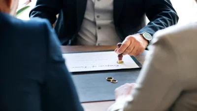 „Dacă părinţii îmi trec casa pe numele meu şi sunt căsătorit, soţia are drept la ea în caz de divorţ?”. Explicaţia avocaţilor