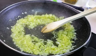 Până acum, ai prăjit ceapa greșit! Oamenii de știință au dezvăluit un ingredient secret pe care să-l adaugi în tigaie