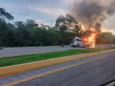 15 muncitori ARȘI de vii după coliziunea unei dube cu un camion cu beri – scene de coșmar pe autostradă!