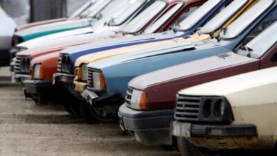 Șoferii cu mașini vechi, loviți crunt în 2026! Taxe URIAȘE și INTERZICȚII dure în orașe!