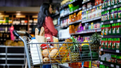 O noua lovitura pentru romani! Ce alimente se scumpesc de la 1 octombrie 2025, daca se elimina plafonarea adaosului comercial.