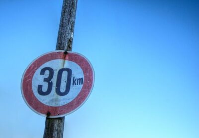 Cu câți kilometri pe oră poți depăși viteza legală fără să fii amendat în 2025. Noul Cod Rutier a fost modificat