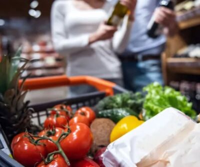 Românii, loviți puternic! Vezi ce alimente vor fi cu până la 300 lei mai scumpe din octombrie 2025!